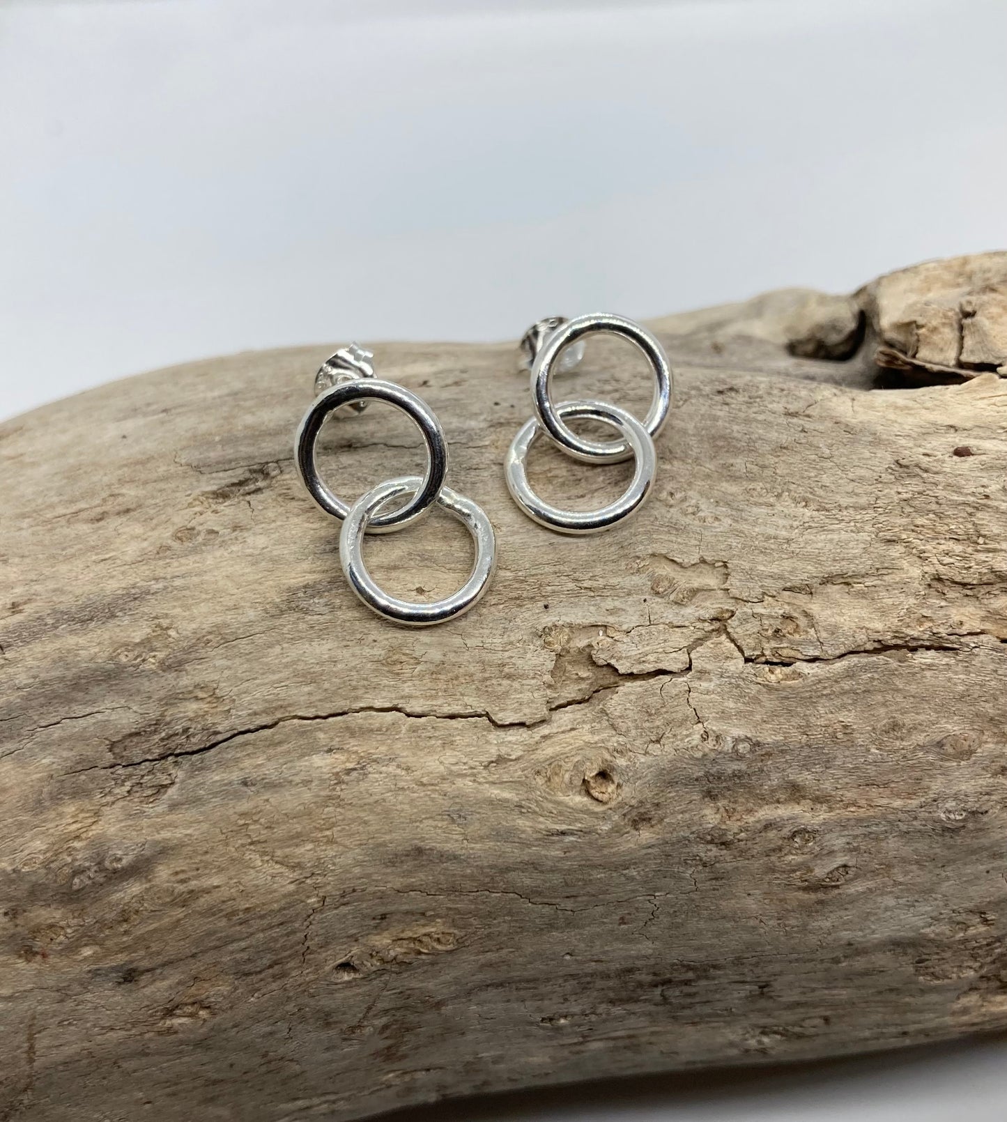 Double circle stud earrings