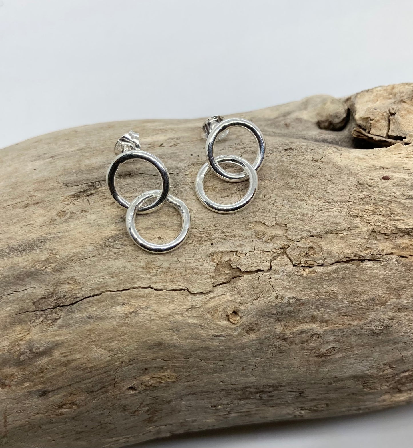Double circle stud earrings