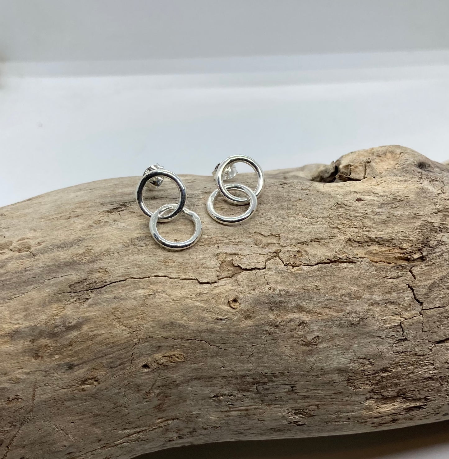 Double circle stud earrings