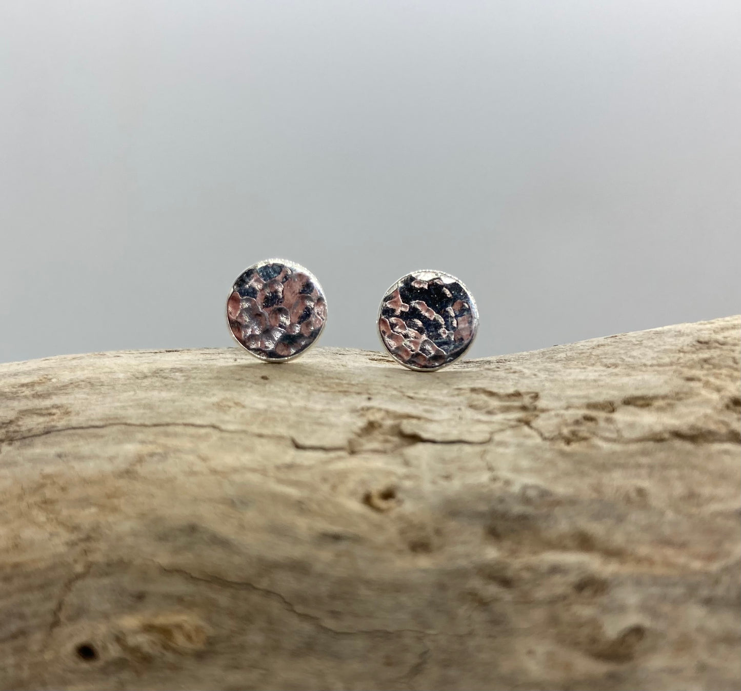 Hammered round stud earrings