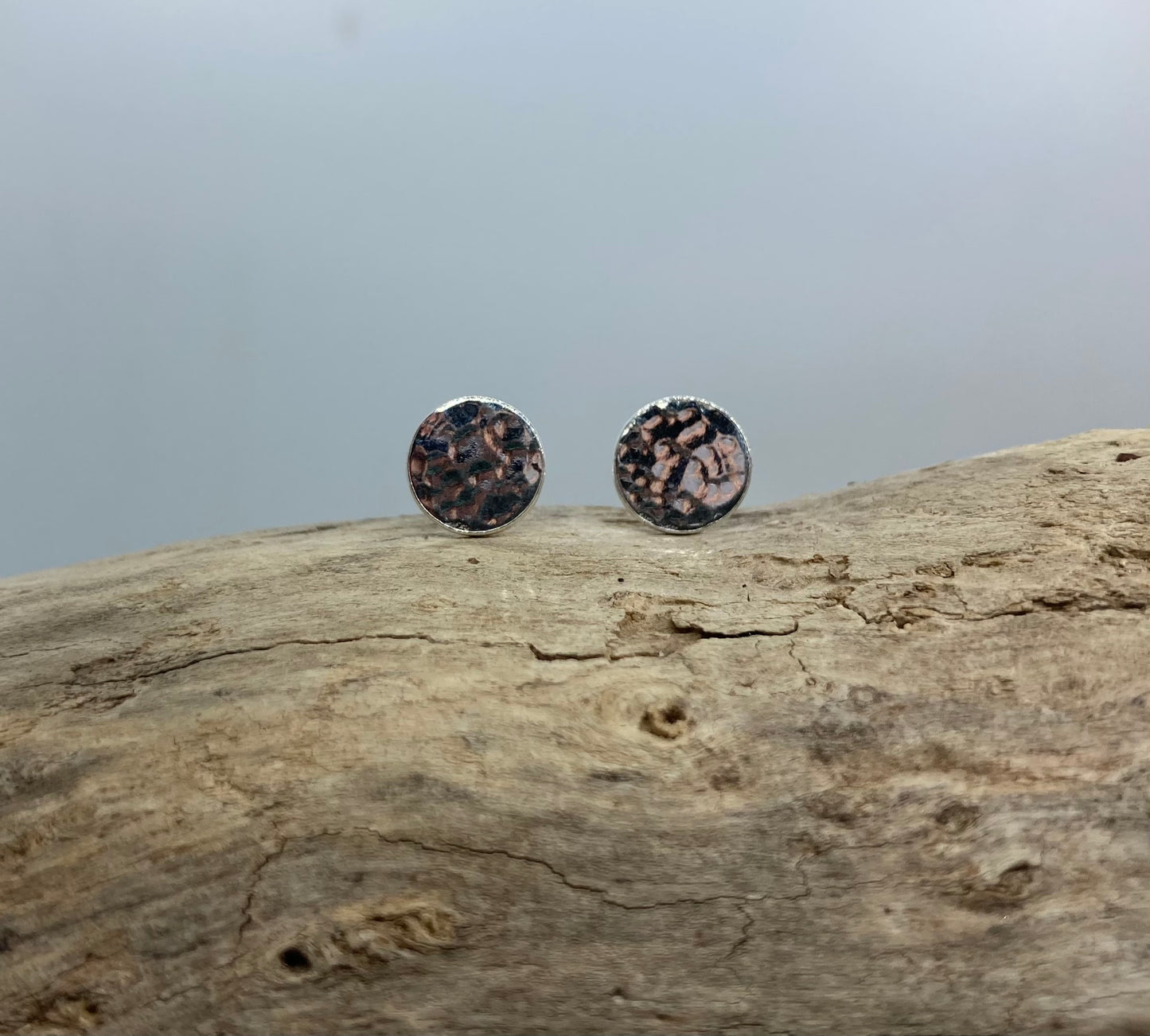 Hammered round stud earrings