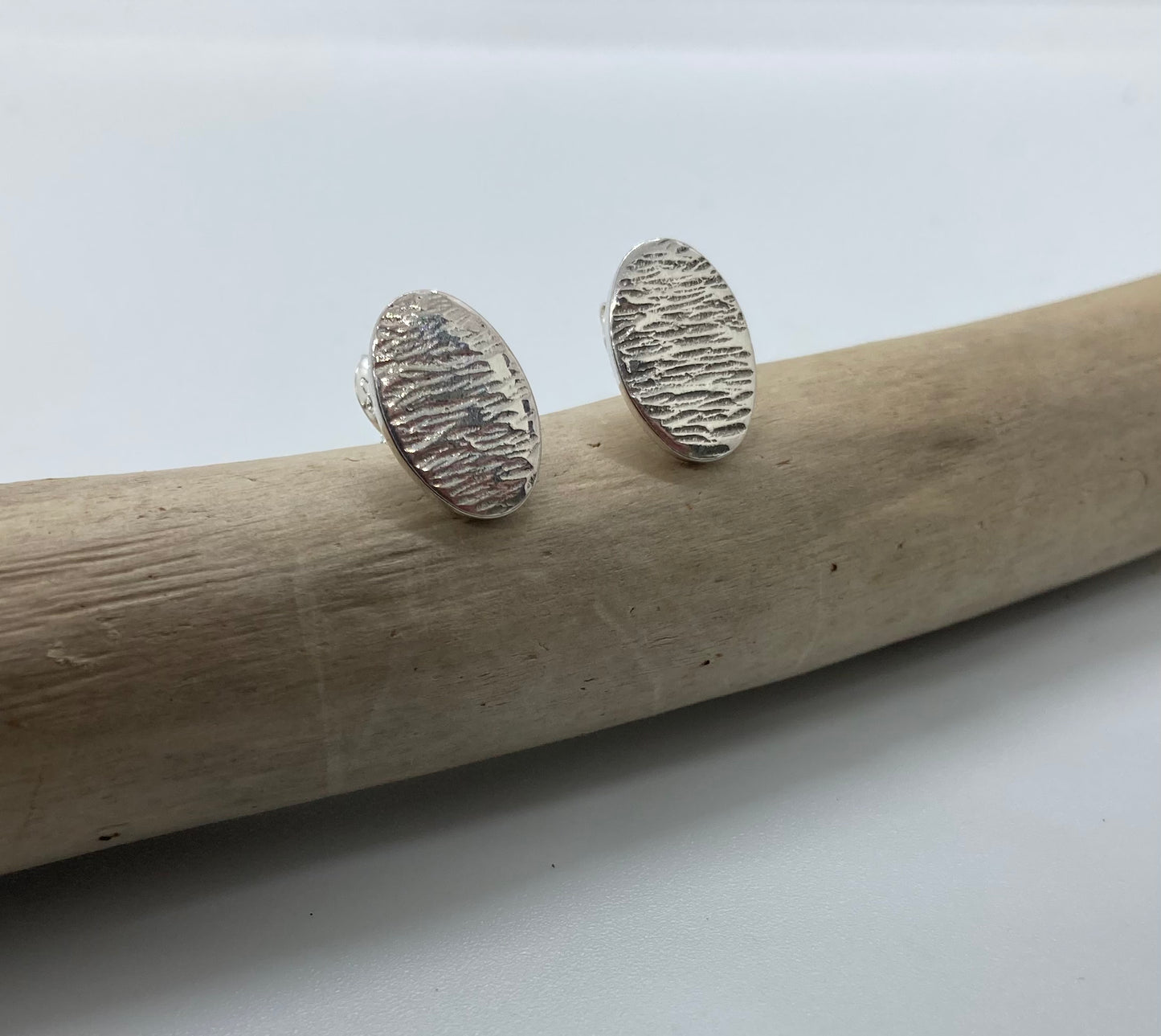 Textured oval stud earrings