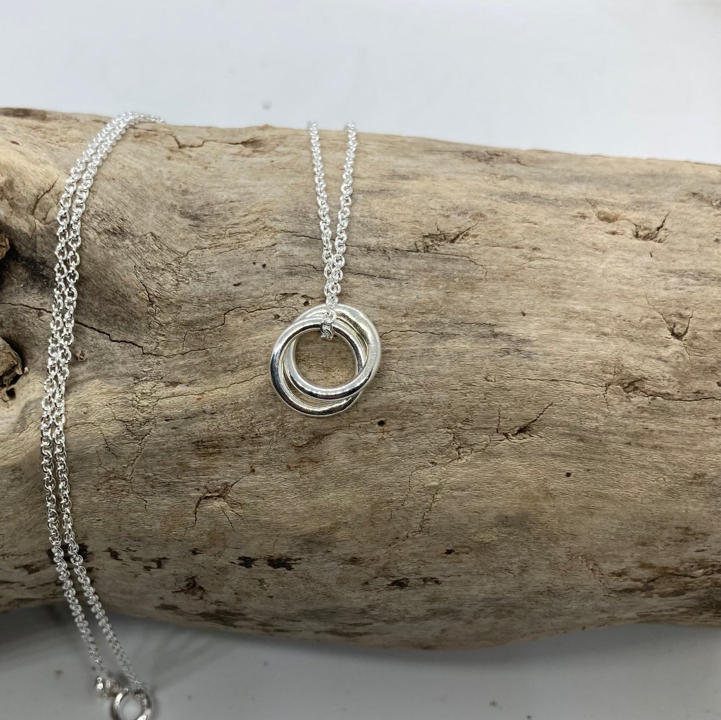 Double circle interlocked pendant