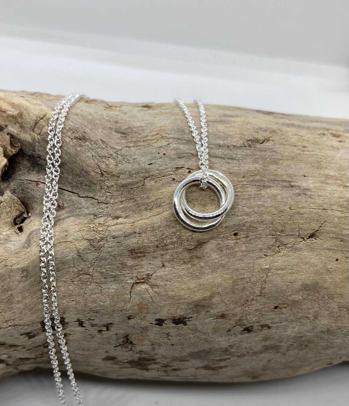 Double circle interlocked pendant