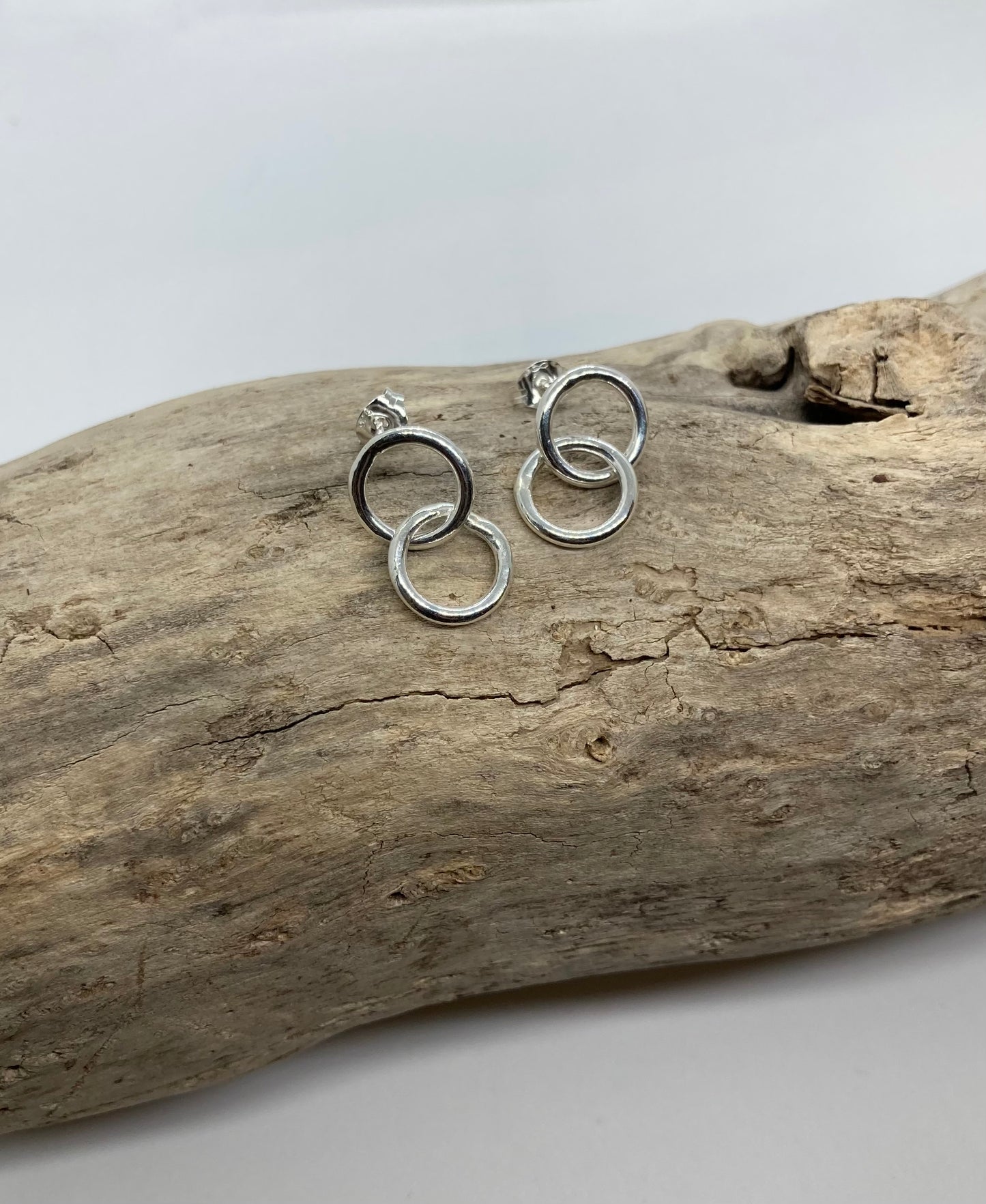 Double circle stud earrings