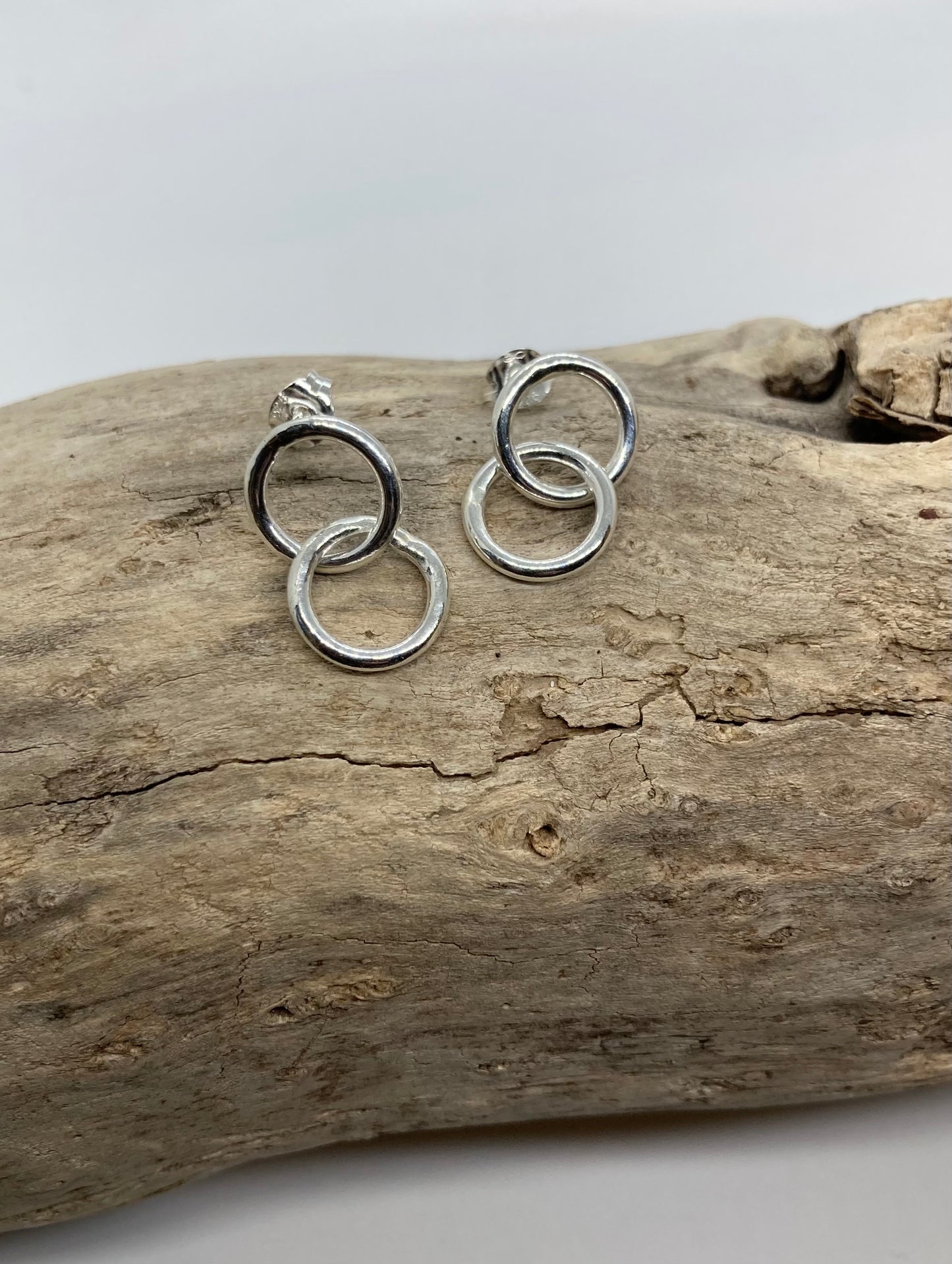 Double circle stud earrings