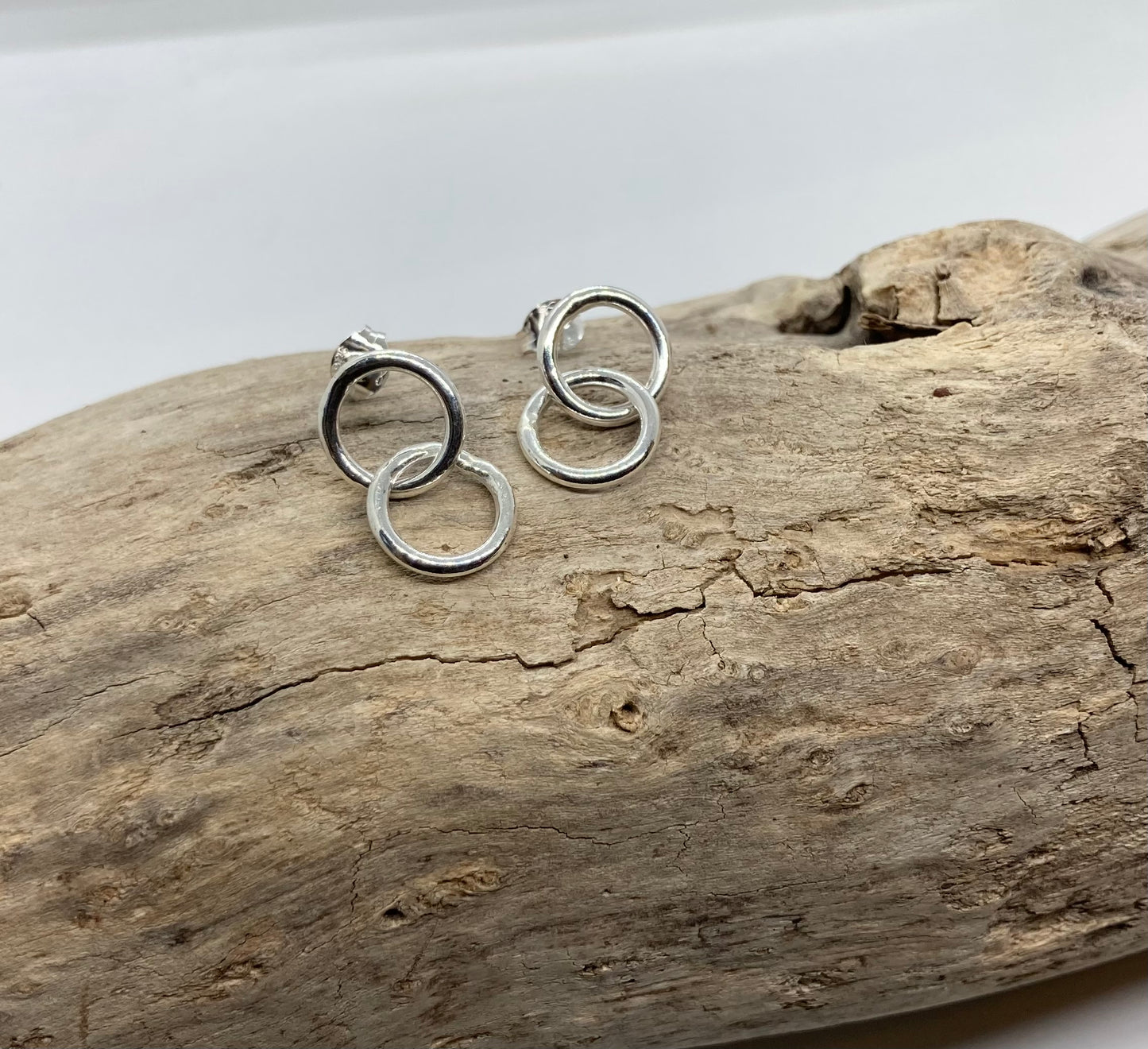 Double circle stud earrings