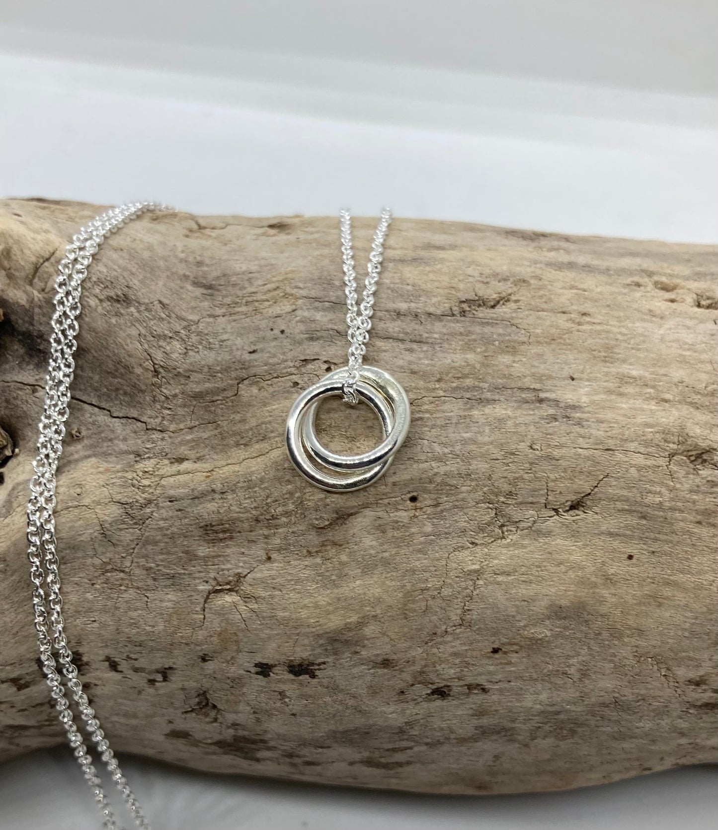 Double circle interlocked pendant