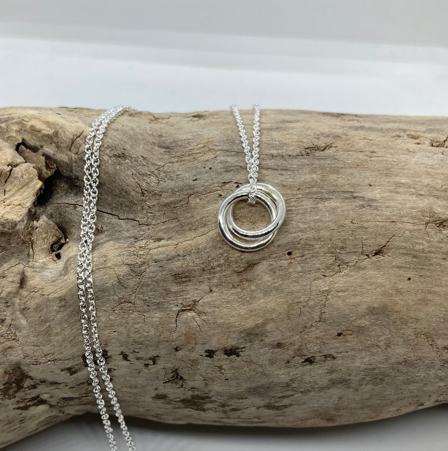 Double circle interlocked pendant