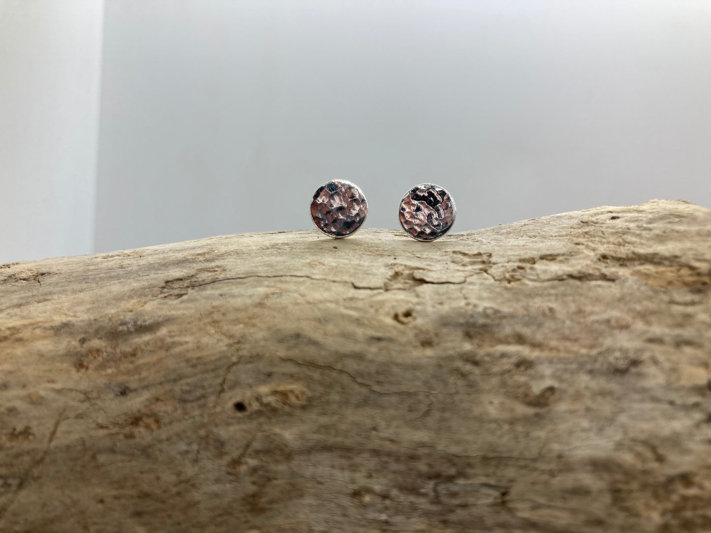 Hammered round stud earrings