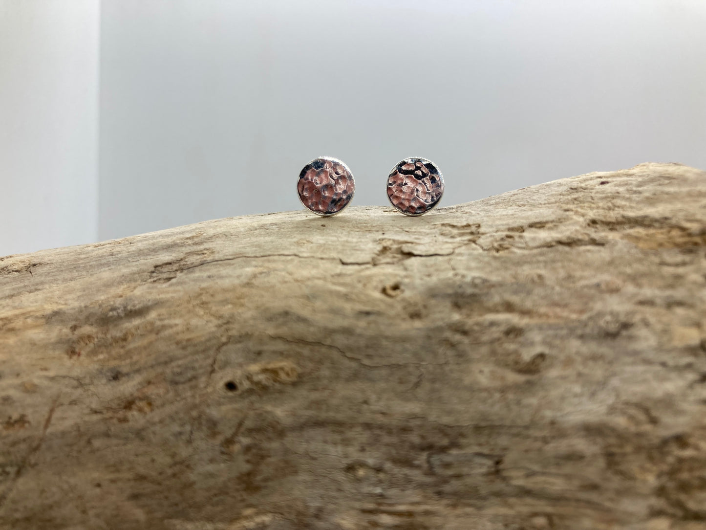 Hammered round stud earrings