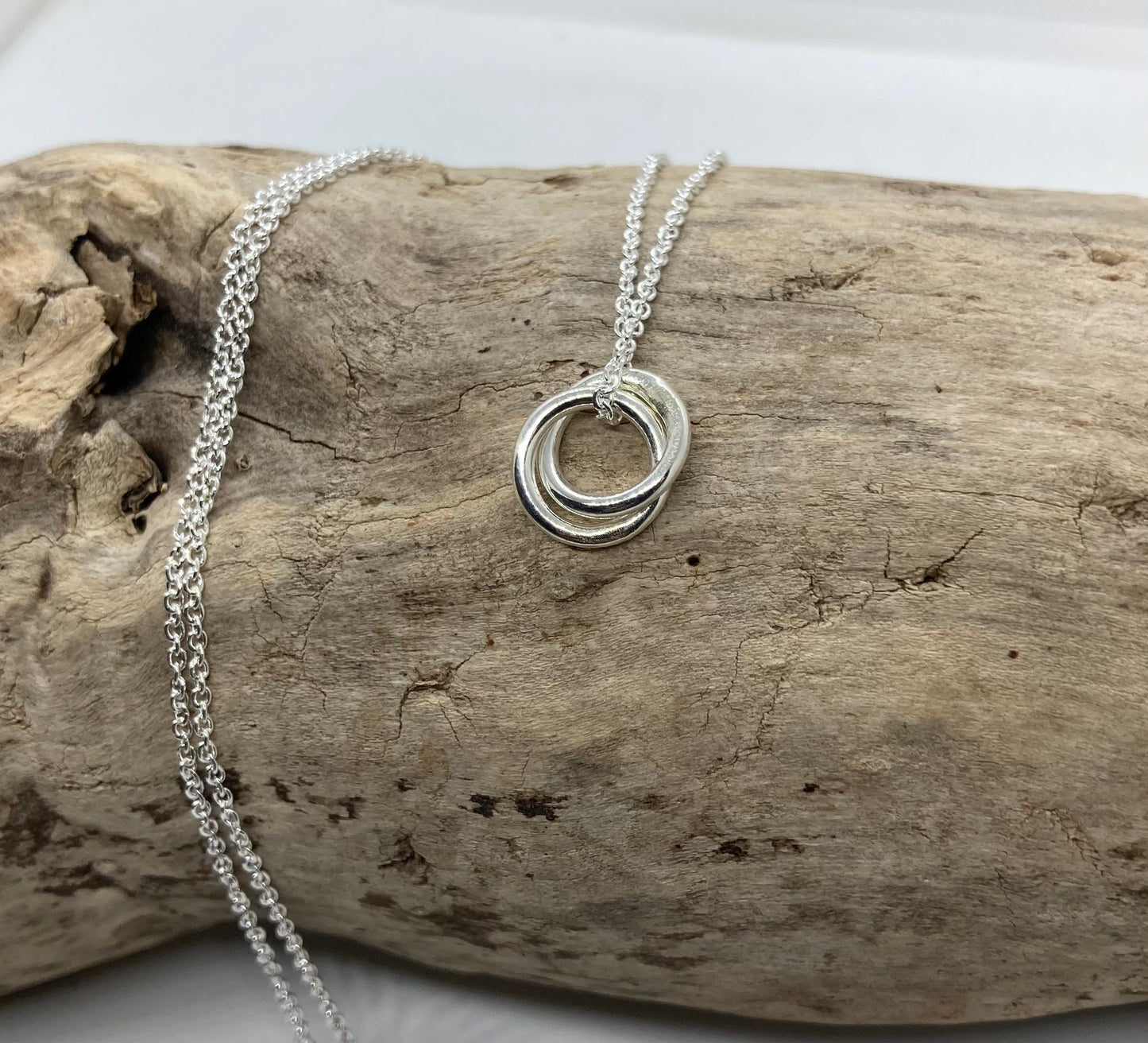 Double circle interlocked pendant