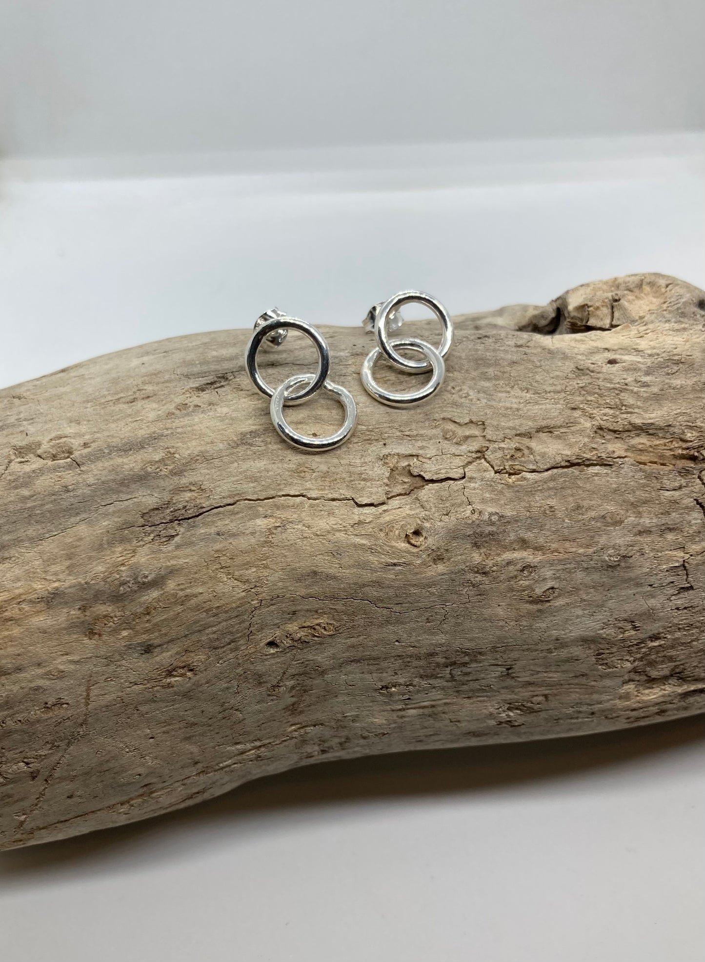 Double circle stud earrings