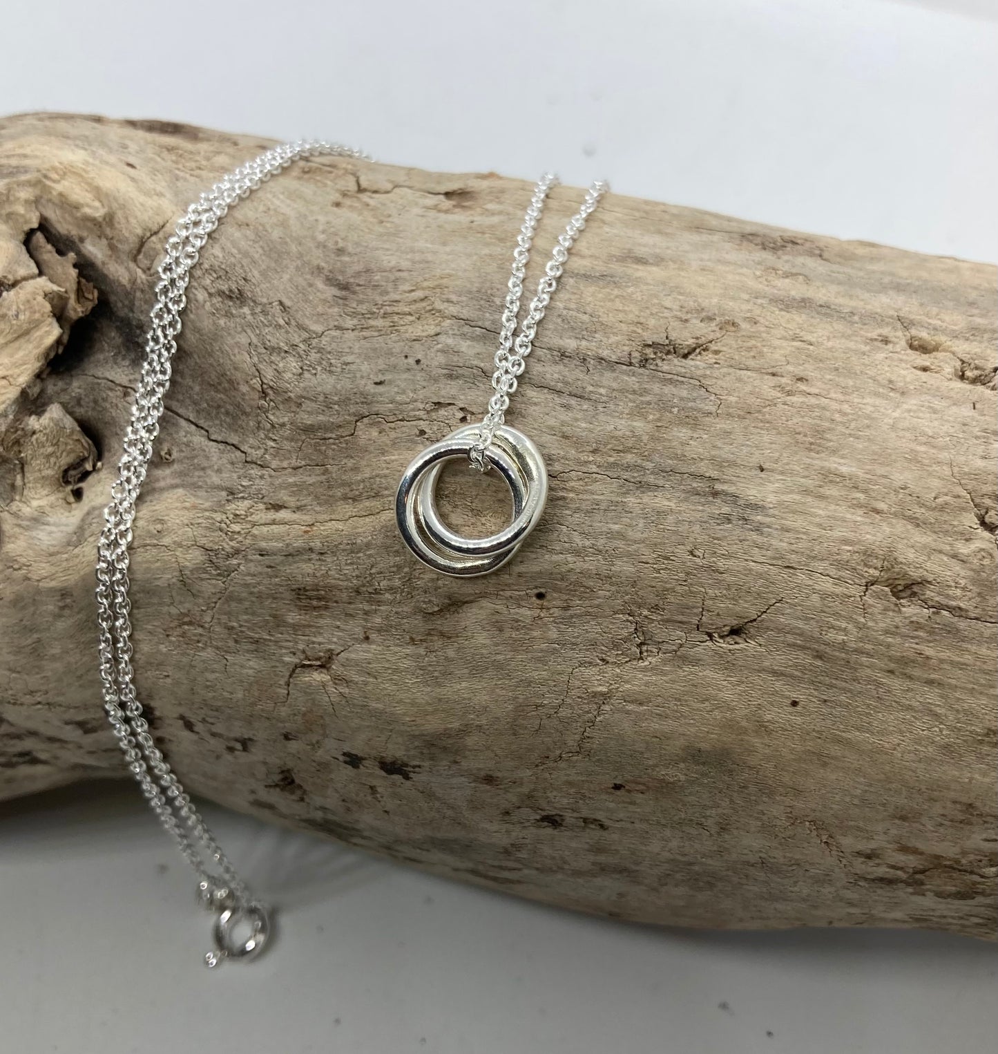 Double circle interlocked pendant