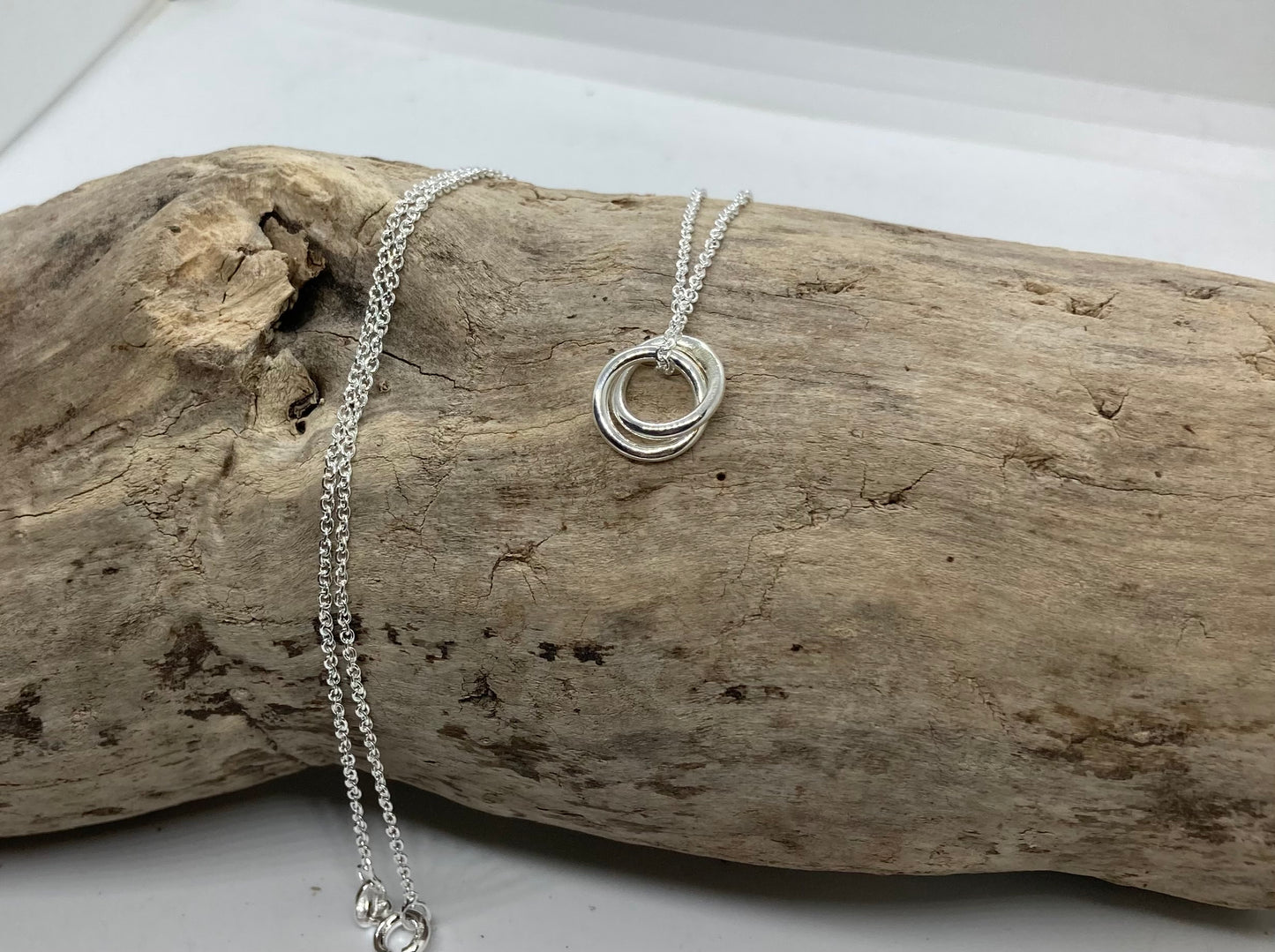 Double circle interlocked pendant