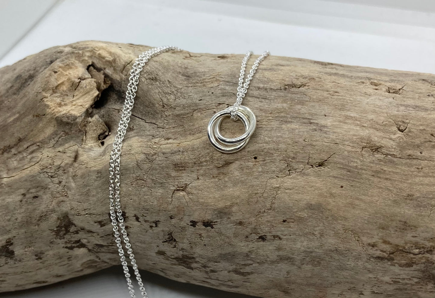 Double circle interlocked pendant