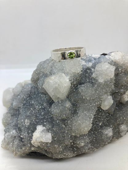 Peridot hammered sterling silver ring UK Size P1/2