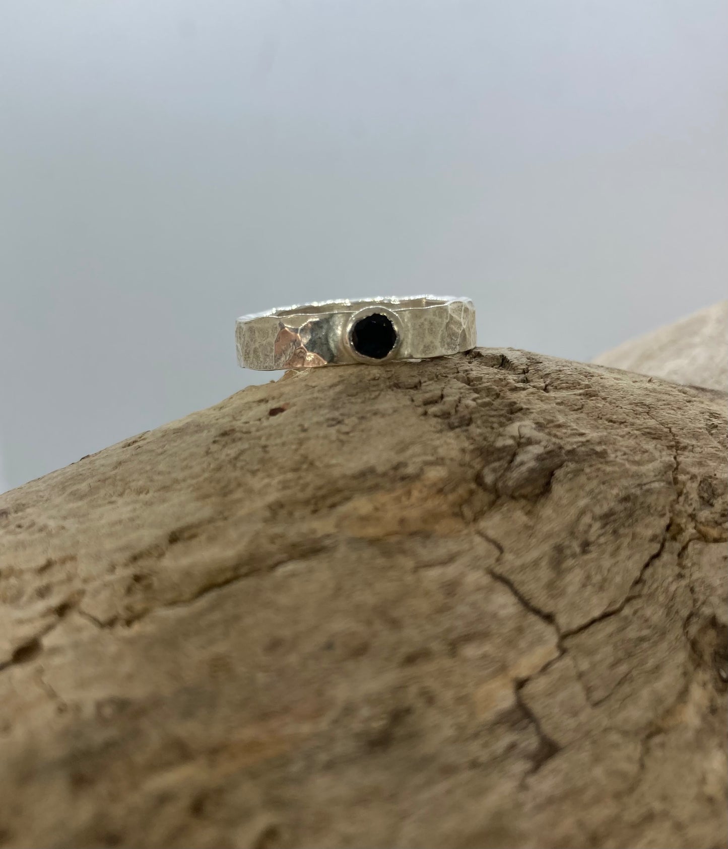 Sapphire hammered band UK size N