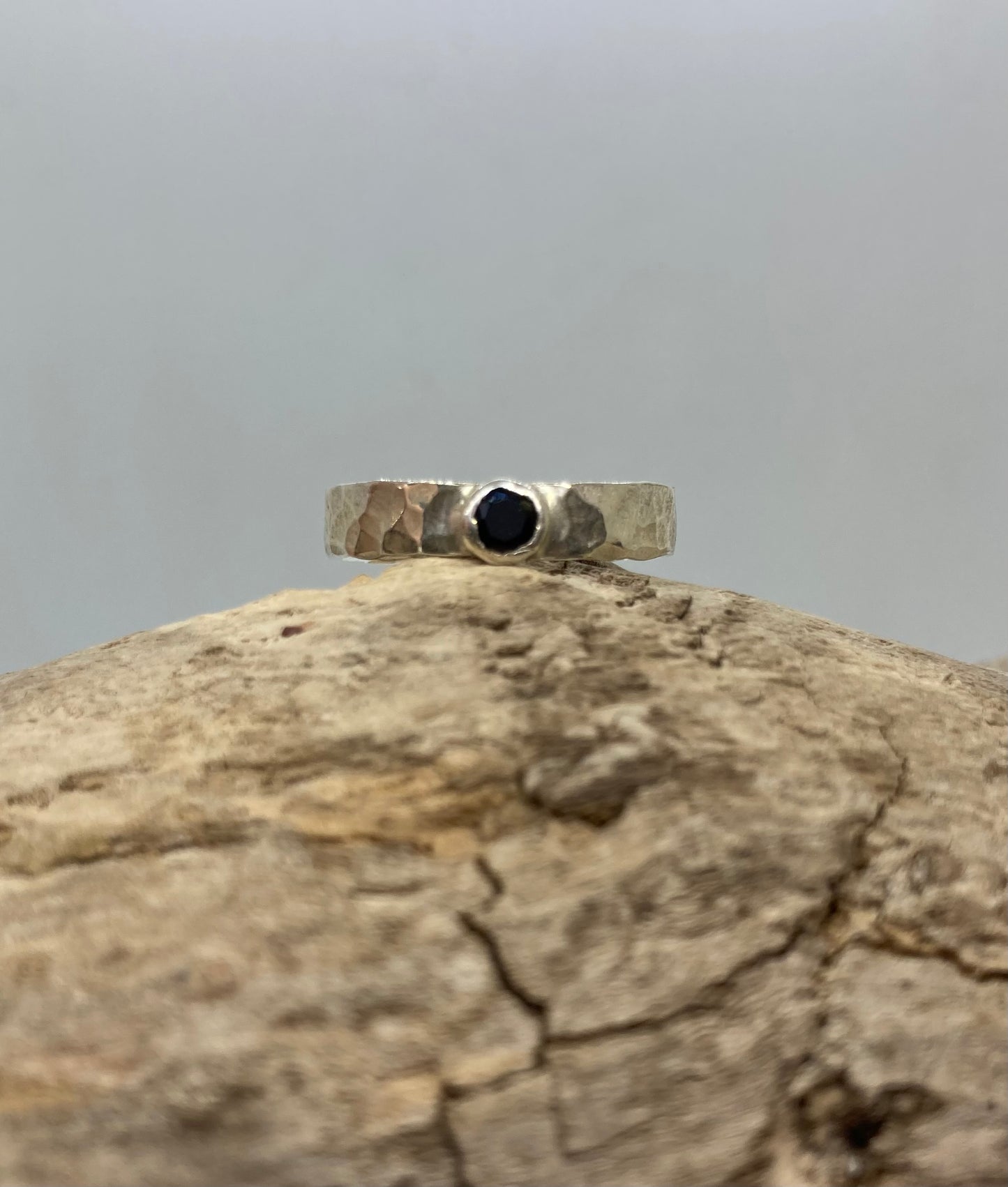 Sapphire hammered band UK size N