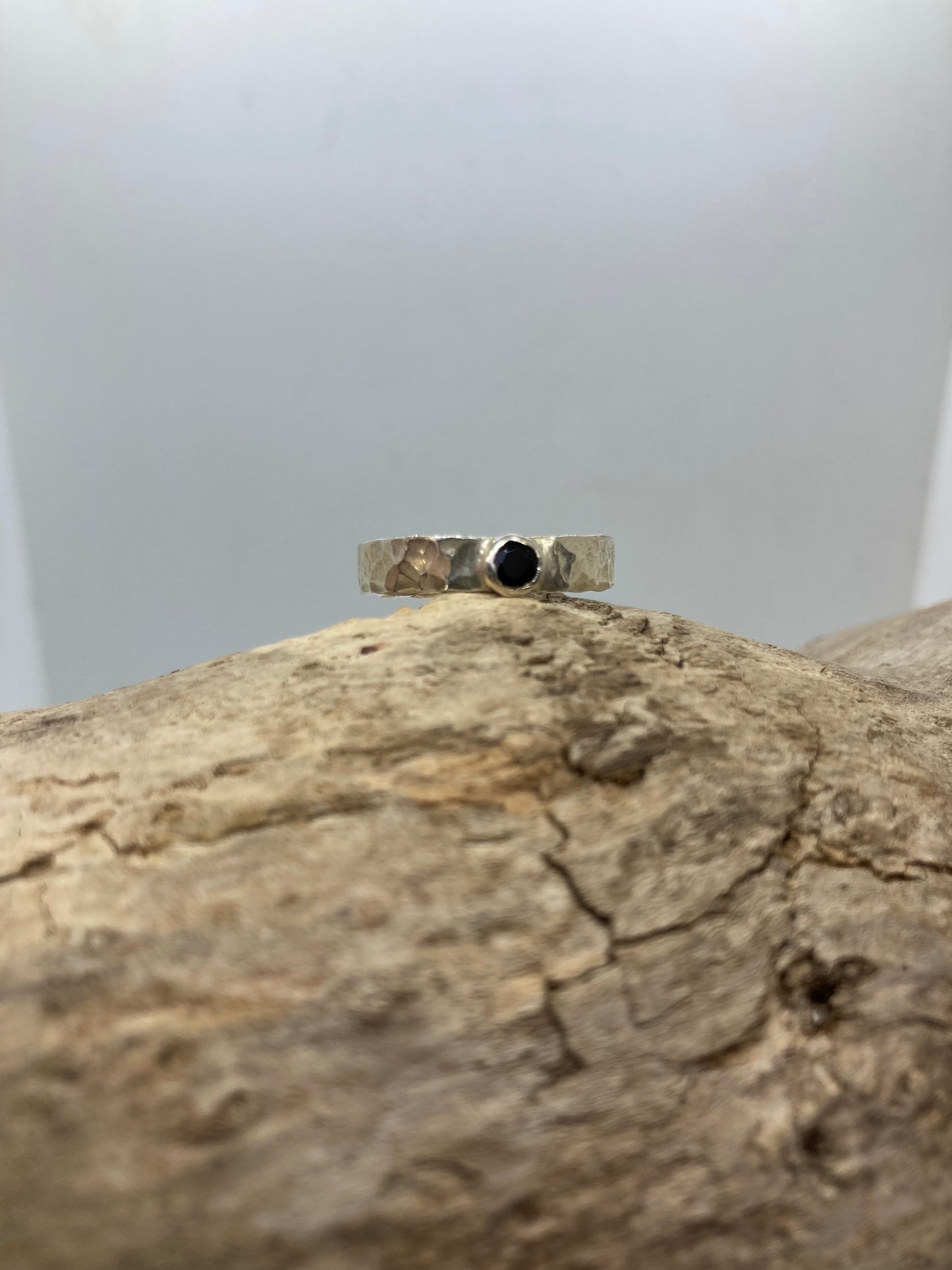 Sapphire hammered band UK size N