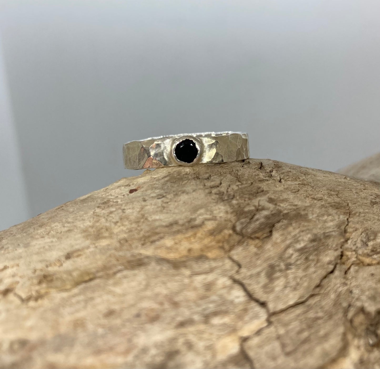 Sapphire hammered band UK size N